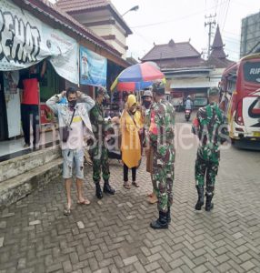 Patroli Di Pasar, Babinsa Bagikan Masker Dan Himbau Warga Tak Abaikan Protkes