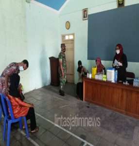 Babinsa Nguneng Dampingi Pelaksanaan Vaksinasi Di Desa Binaan
