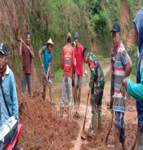 TNI-Polri Bersama Warga Bersihkan Longsoran Yang Menimpa Rumah Dan Tutup Akses Jalan Di Purwoharjo