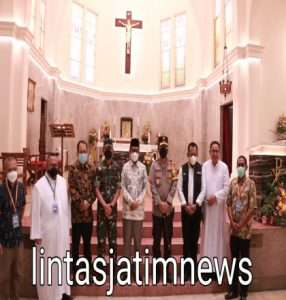 Forkopimda Jatim dampingi Menkopolhukam Cek Prokes dan Pengamanan Gereja di Surabaya