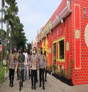 Melihat Pos Pelayanan Nataru Kampung Kemasan Polres Gresik
