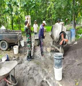 Babinsa Tepursari Semangati Warga Saat Karya Bakti