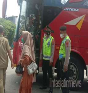 Petugas Gabungan Gelar Operasi Yustisi Di Terminal Bus