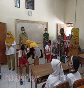 Danramil 24/Puhpelem Dampingi Pelaksanaan Vaksinasi Anak SDN 1 Dan 3 Puhpelem