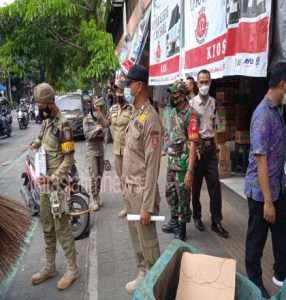 Babinsa Bersama Satpol-PP Berikan Himbauan Prokes Guna Mencegah penyebaran Covid-19