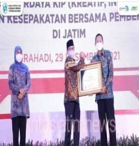 Dorong Percepatan Pembangunan Desa, Bupati Lamongan Peroleh Penghargaan Pertama