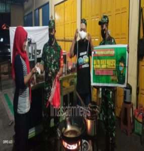 Dengan Humanis, Anggota Koramil 04/Nguntoronadi Ajak Warga Selalu Memakai Masker
