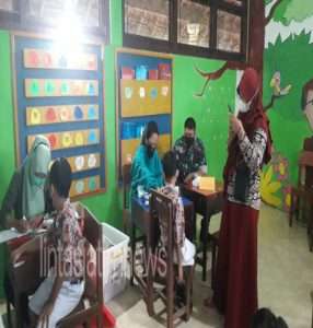 Koramil Dan Polsek Manyaran Berikan Semangat Kepada Anak-Anak Penerima Vakisn