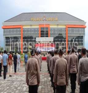 Ratusan Personel Polres Gresik Amankan Malam Tahun Baru di Gresik