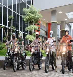 Kapolres bersama Dandim Kendarai Motor Trail Tinjau Penutupan Alun-alun Gresik