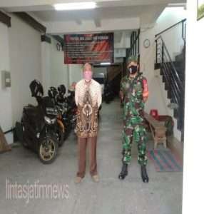 Cegah Tangkal Covid-19, Sertu Rohmad Awasi Penerapan PPKM Level 2  di GBIS Alfa Omega