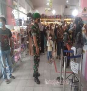 Awal Tahun Baru, Babinsa Punggawan Laksanakan Pengecekan PPKM Level 2 di Pertokoan