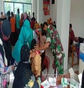 Dampingi Vaksin,Babinsa Bantu Tenangkan Anak-Anak Yang Takut Disuntik