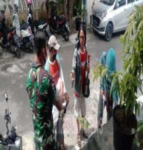 Kompak..!! Babinsa Bersama Linmas Bagikan Masker Kepada Warga