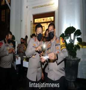 Kapolretabes Surabaya Serahkan Hadiah Doorprize Kepada Para Pemenang