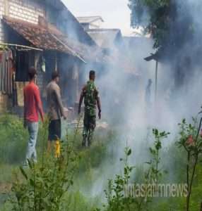 Fogging Desa Binaan, Didampingi Babinsa Solokuro