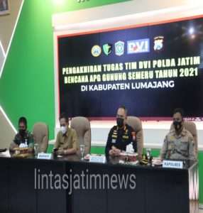Bupati Lumajang Berikan Penghargaan Kepada Biddokkes Polda Jatim Sebagai DVI Commander Ops DVI Bencana APG Gunung Semeru
