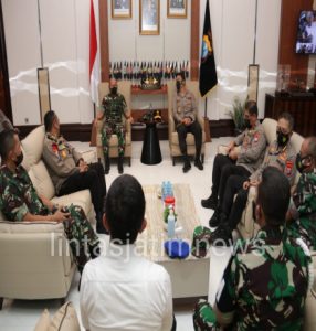 Tingkatkan Sinergitas TNI-Polri, Kapolda Jatim Menyambut Kunjungan  Kehormatan Pangdam V Brawijaya