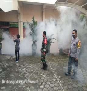 Cegah DBD Meluas, Babinsa Dampingi Fogging di Siswodipuran