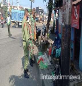 Tertipkan Prokes Covid-19 , Babinsa Kel Banjarsari Laksanakan Giat Cipta kondisi AKB di Pasar Joglo