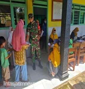 Ratusan Siswa-Siswi Ikuti Vaksinasi, Babinsa Koramil 22/Slogohimo Bantu Kelancaran Kegiatan