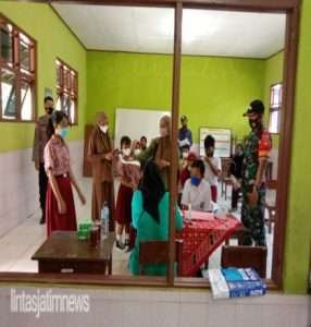 Anggota Koramil 16/Jatiroto Dan Polsek Dampingi Pelaksanaan Vaksinasi Covid-19