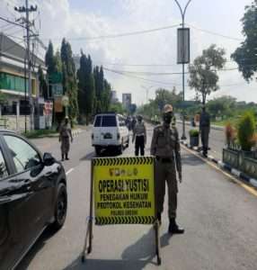 Polres Gresik Ingatkan Warga Disiplin Prokes di Jalan Raya