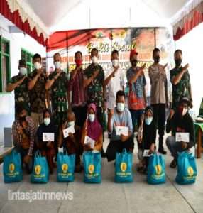 Danrem 081/DSJ dan Dirut PT Exindo Wiratantra Perkasa Bagi Bansos di Nganjuk