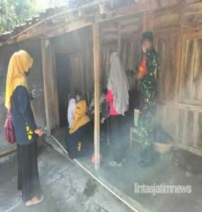 Permudah Warga Dapatkan Pelayanan, Anggota Koramil 10/Wuryantoro Dampingi Nakes Laksanakan Vakisnasi Door To Door