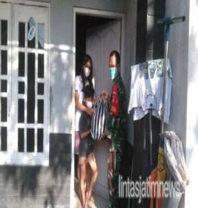 Wujud Empati Dimasa Pandemi, Serda Budiono Beri Bantuan Sembako Kepada Warga