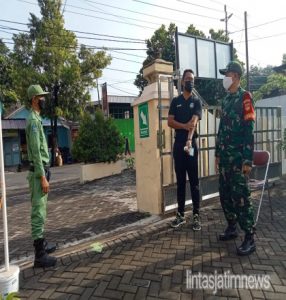 Babinsa Joyosuran Bersama Linmas Laksanakan Pengecekan PTM di SDN Kusumodilagan