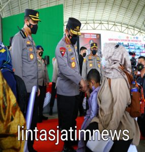 Tinjau Vaksinasi Serentak se-Indonesia, Kapolri Ingatkan Syarat Wajib Laksanakan PTM 100 Persen