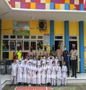 Polres Gresik  Kawal Vaksinasi Merdeka di TK Islam Bhakti 3 YPBWI