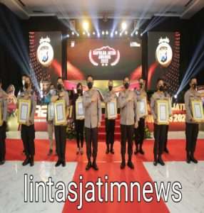 Sejumlah Penghargaan Diberikan Pada Acara Kapolda Jatim Award 2022