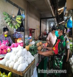 Sertu Priyanto, Sisir Pasar Harjodaksino Ingatkan Untuk Tetap Prokes