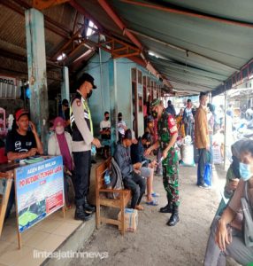 Sinergi Babinsa Koramil 03/Ngadirojo Dan Bhabinkamtibmas Himbau Warga Selalu Memakai Masker