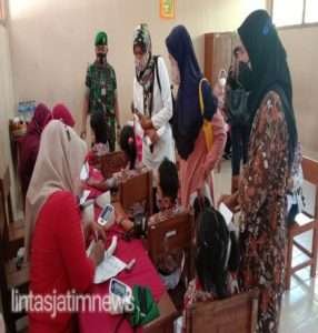 Sukseskan Program Vaksinasi Anak Usia 6-11 Tahun, Babinsa Koramil 11/Manyaran Terus Berikan Pendampingan