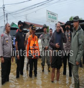 PERSONEL GABUNGAN DIKERAHKAN MEMBANTU EVAKUASI KORBAN BENCANA BANJIR DAN TANAH LONGSOR