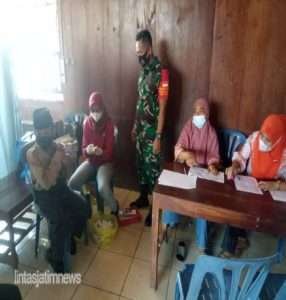 Babinsa Dampingi Warga Ngleses Juwangi Dapatkan Vaksin