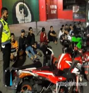Razia Balap Liar, Belasan Remaja Dorong Sepeda Motor ke Polres Gresik