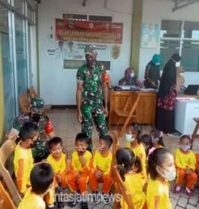 Penuh Keakraban, Babinsa Dampingi Puluhan Siswa Paud Dan TK terima Vaksinasi