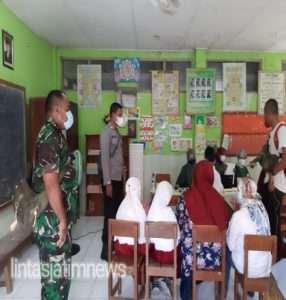 Babinsa dan Bhabinkamtibmas Semangati Vaksin di SD Muhammadiyah 19 Kemlayan