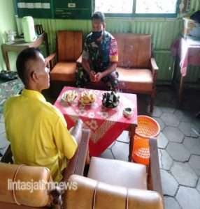 Babinsa komsos dengan kepala sekolah