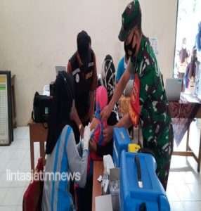 Berikan Semangat Kepada Anak-Anak, Babinsa Terus Hadir Dalam Setiap Vaksinasi