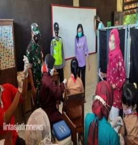 Babinsa Koramil 03/Ngadirojo Terus Berikan Pendampingan Vaksinasi