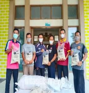 PCPM Paciran Bagikan Beras untuk Fakir Miskin dari Desa ke Desa
