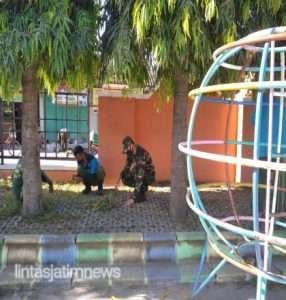 Hidupkan Semangat Gotong Royong Babinsa Joyotakan Bersama Aparatur Kelurahan Laksanakan Kerja Bakti