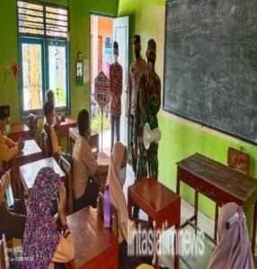Optimalkan Edukasi Prokes Babinsa Kemusu Datangi Sekolah