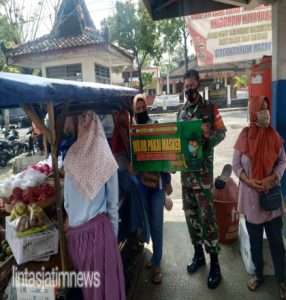 Anggota Koramil Wuryantoro Selalu Ingatkan Pentingnya Protokol Kesehatan Kepada Warga