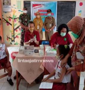 Batuud Koramil Jatisrono Bersama Jajaran Forkopimcam Pantau Pelaksanaan Vaksin